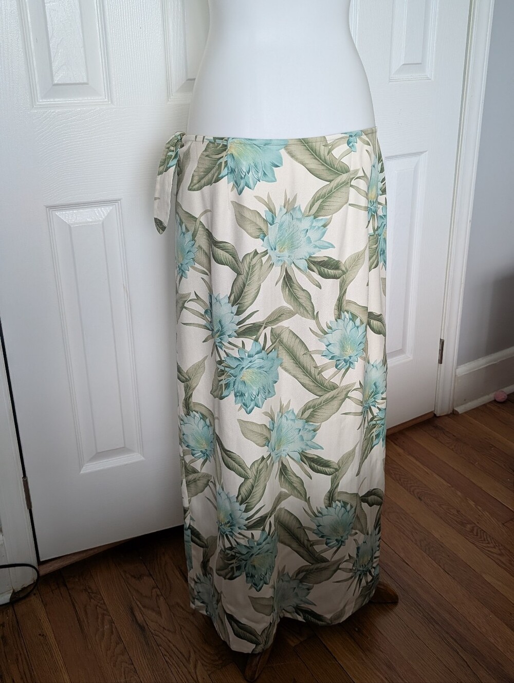 Vintage Tommy Bahama 100% Silk Tropical Floral Wrap Maxi Skirt XL Resort Wear Y2 - Picture 2 of 4